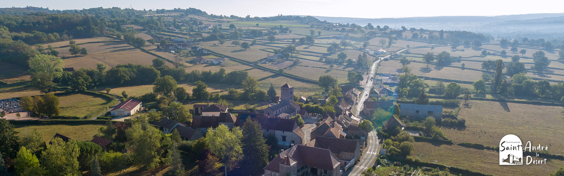Bourg et eglise romane vue du ciel